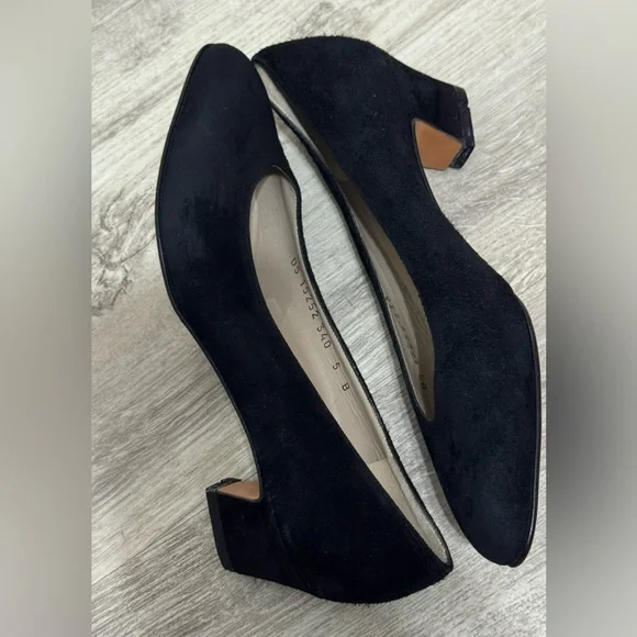 Salvatore Ferragamo VINTAGE RARE Black Suede Pumps Heels Size 5 WORN ONCE - Picture 5 of 11